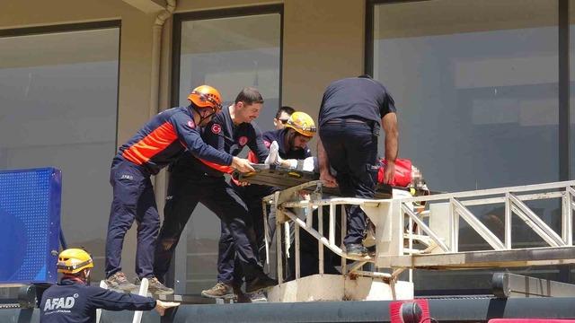 4 &uuml;nc&uuml; kattan tente &uuml;zerine d&uuml;şen gen&ccedil; adam i&ccedil;in seferber oldular 2