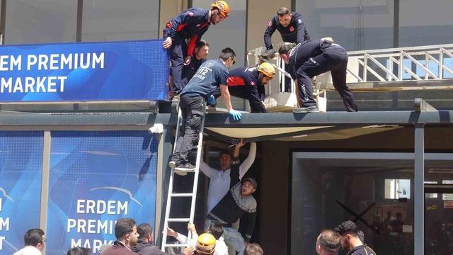 4 &uuml;nc&uuml; kattan tente &uuml;zerine d&uuml;şen gen&ccedil; adam i&ccedil;in seferber oldular 1