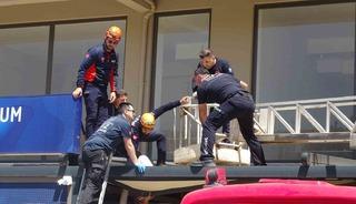 4'&uuml;nc&uuml; kattan tente &uuml;zerine d&uuml;şen gen&ccedil; adam i&ccedil;in seferber oldular