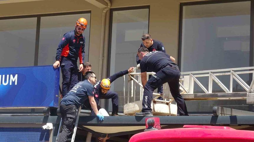 4'&uuml;nc&uuml; kattan tente &uuml;zerine d&uuml;şen gen&ccedil; adam i&ccedil;in seferber oldular