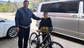 &Ouml;d&uuml;l&uuml;n&uuml; depremzede &ccedil;ocuğa hediye etti