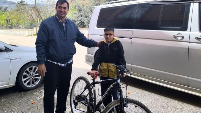 Ödülünü depremzede çocuğa hediye etti