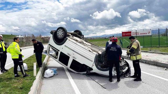 Muş&rsquo;ta hafif ticari ara&ccedil; takla attı 1
