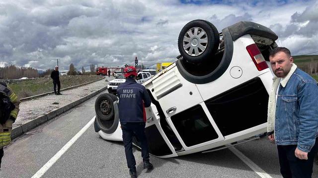 Muş’ta hafif ticari araç takla attı
