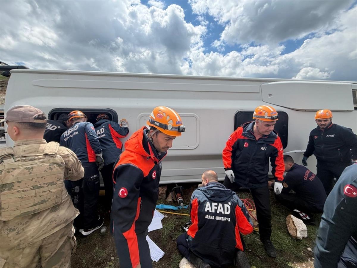 Diyarbakır&rsquo;da yolcu otob&uuml;s&uuml; devrildi: &Ouml;l&uuml; ve yaralılar var 1