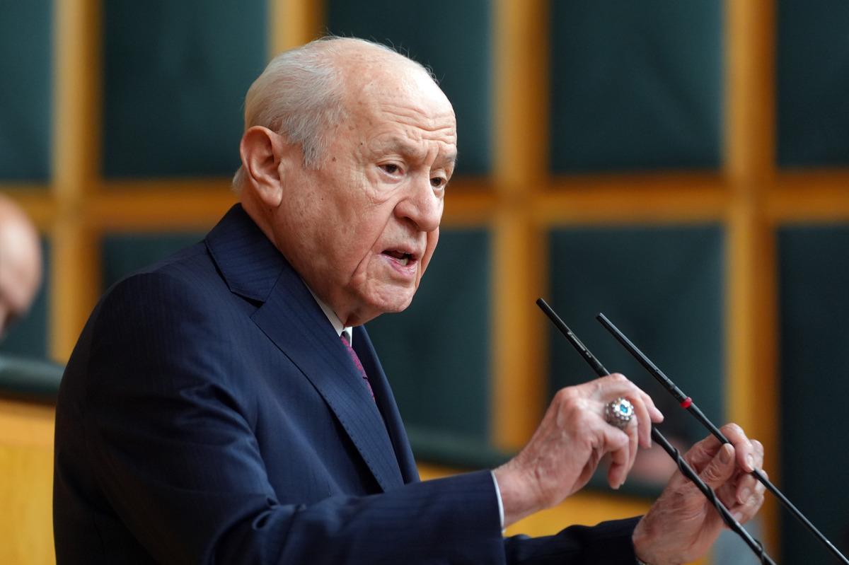 &Ouml;zg&uuml;r &Ouml;zel den Bah&ccedil;eli ye  ara se&ccedil;im  resti! "55 milletvekilinin istifasını getirmeyen namerttir" 1