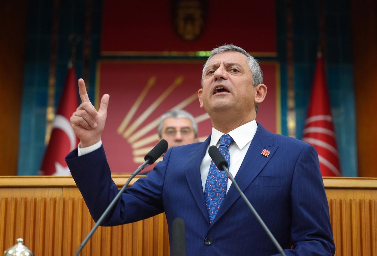 &Ouml;zg&uuml;r &Ouml;zel den Bah&ccedil;eli ye  ara se&ccedil;im  resti! "55 milletvekilinin istifasını getirmeyen namerttir" 2