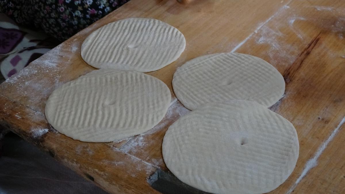 Kışın &uuml;rettiği bilikleri satarak, para kazanıyor: Tanesi 20 lira 1