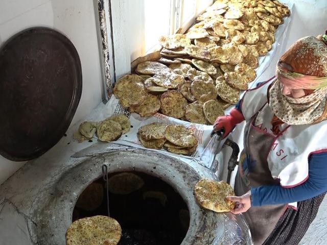 Kışın &uuml;rettiği bilikleri satarak, para kazanıyor: Tanesi 20 lira