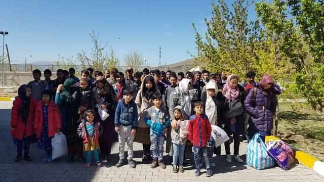 Dağda bırakılan kaçakları jandarma kurtardı