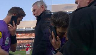 Hollanda'da akıl almaz olay! Hakem ma&ccedil;ı durdurup telefonla konuştu! 