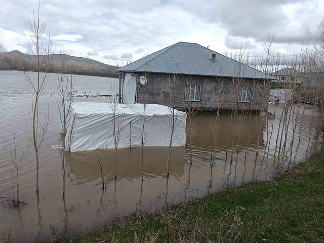Ağrı da evleri su bastı: Sağanak taşkına neden oldu  2