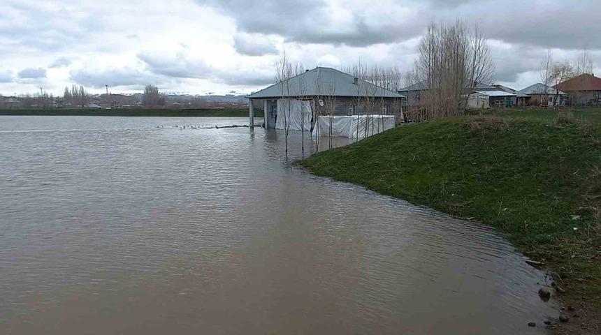 Ağrı'da evleri su bastı: Sağanak taşkına neden oldu 