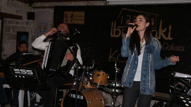 Kuşadası’nda akordeon konseri