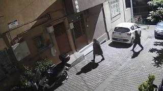 Bu sapığı bırakmayın! Genç kadını takip edip taciz etti... O anlar kamerada