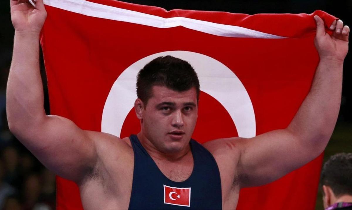 Rıza Kayaalp, 13. kez Avrupa şampiyonu olarak d&uuml;nya rekoru kırdı! 3