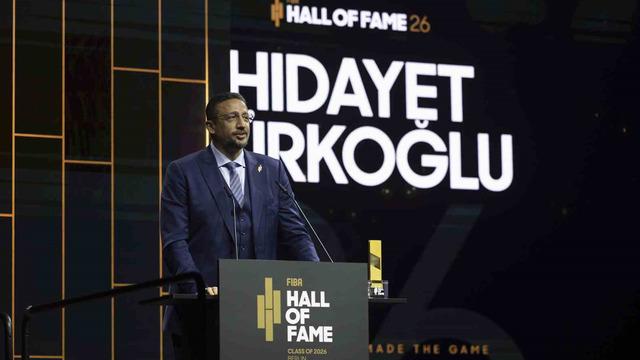 TBF Başkanı Hidayet Türkoğlu, FIBA Hall of Fame 2026 ödülünü aldı