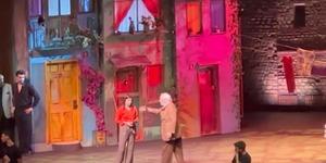 Gırgıriye M&uuml;zikali'nde b&uuml;y&uuml;k kriz! M&uuml;jdat Gezen hastaneye kaldırıldı