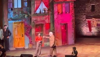 Gırgıriye M&uuml;zikali'nde b&uuml;y&uuml;k kriz! M&uuml;jdat Gezen hastaneye kaldırıldı