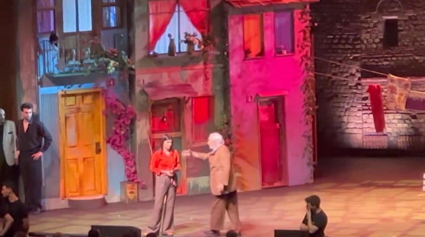 Gırgıriye M&uuml;zikali'nde b&uuml;y&uuml;k kriz! Seyirci ile tartışan M&uuml;jdat Gezen hastaneye kaldırıldı