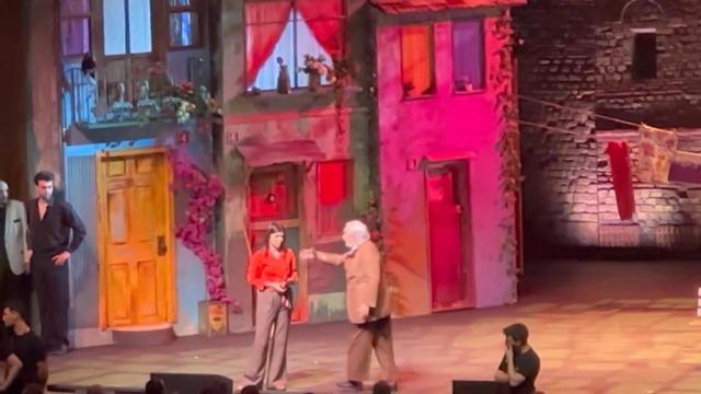 Gırgıriye Müzikali'nde büyük kriz! Seyirci ile tartışan Müjdat Gezen hastaneye kaldırıldı