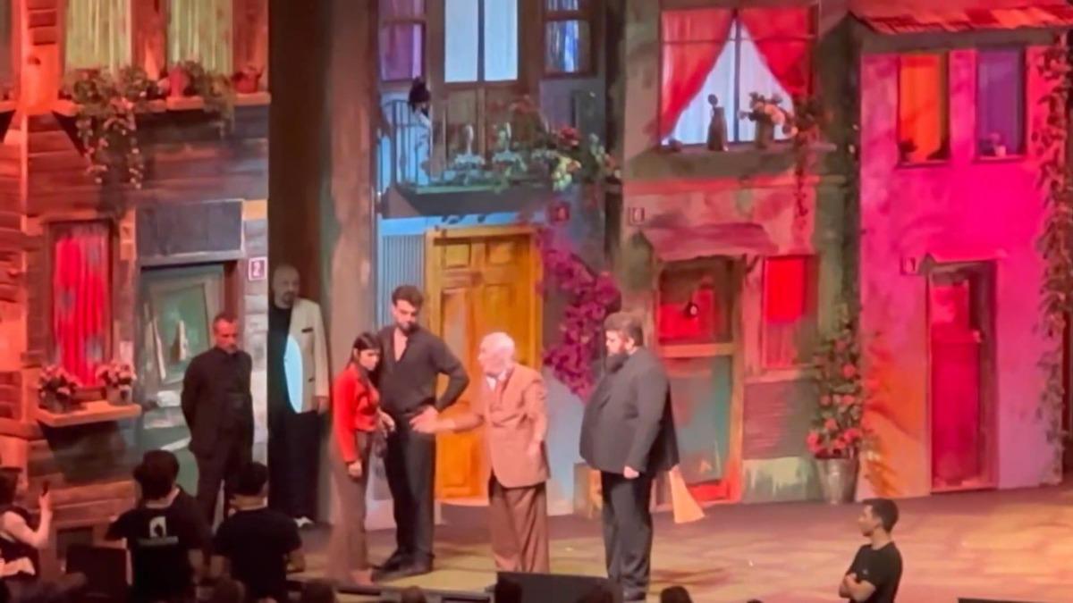 Gırgıriye M&uuml;zikali nde b&uuml;y&uuml;k kriz! Seyirci ile tartışan M&uuml;jdat Gezen hastaneye kaldırıldı 2