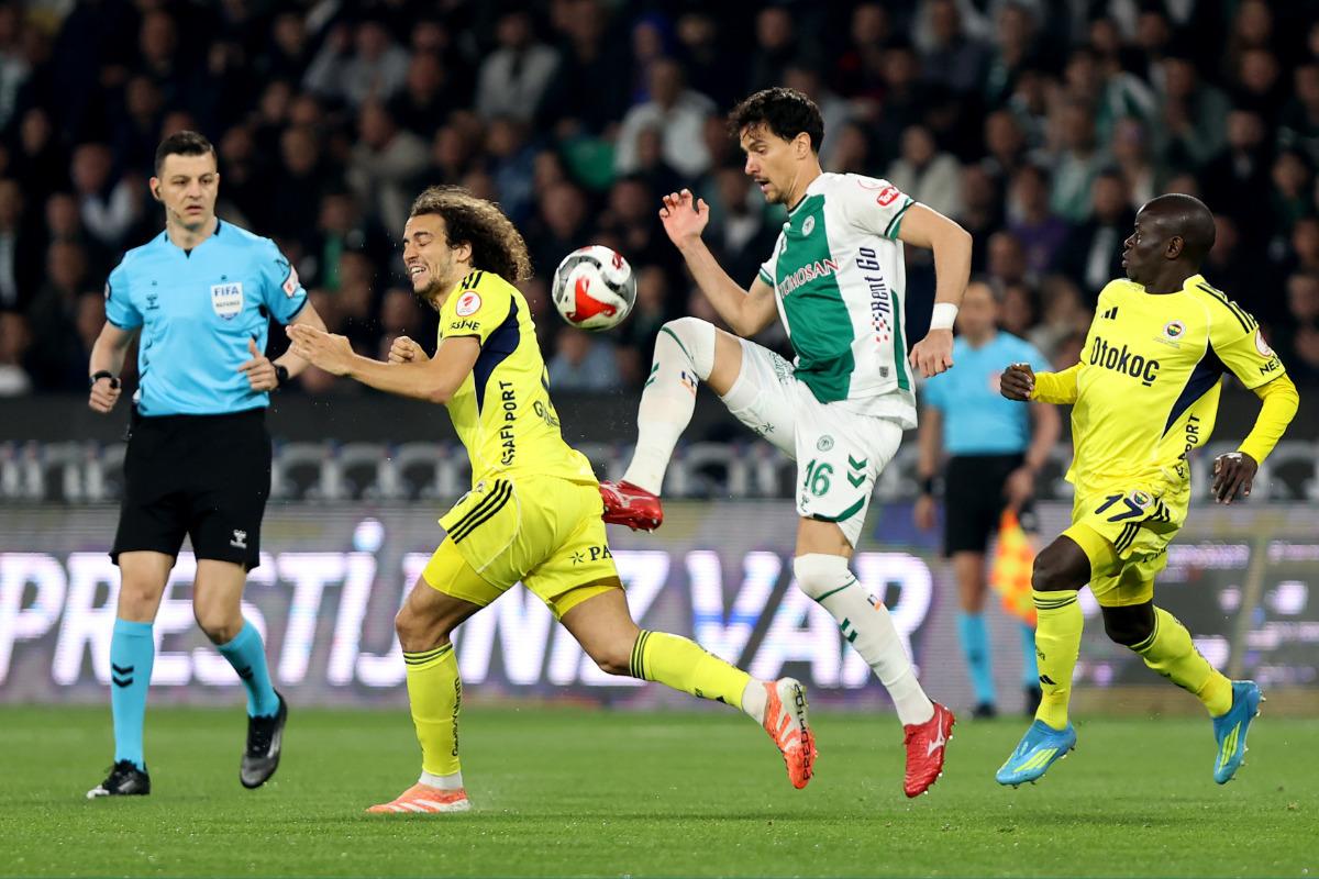 Fenerbah&ccedil;e kupadan elendi, ma&ccedil; sonu a&ccedil;ıklan şarkı olay oldu! Taraftar isyan etti:  "G.Saray ın istediği her şey oldu" 2