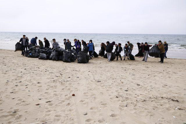 Sinop'ta üniversite öğrencileri sahili temizledi