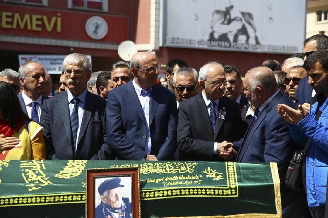 Kılı&ccedil;daroğlu, amcasının cenaze t&ouml;renine katıldı 