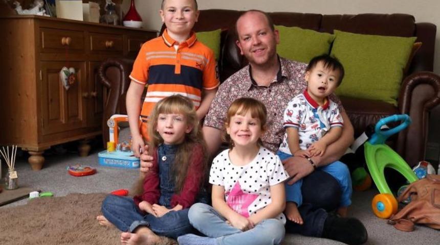 Bu &ccedil;ocuklar T&uuml;rkiye'de olsa ne olurdu?  4 engelli &ccedil;ocuğu evlat edinen koca y&uuml;rekli eşcinsel baba