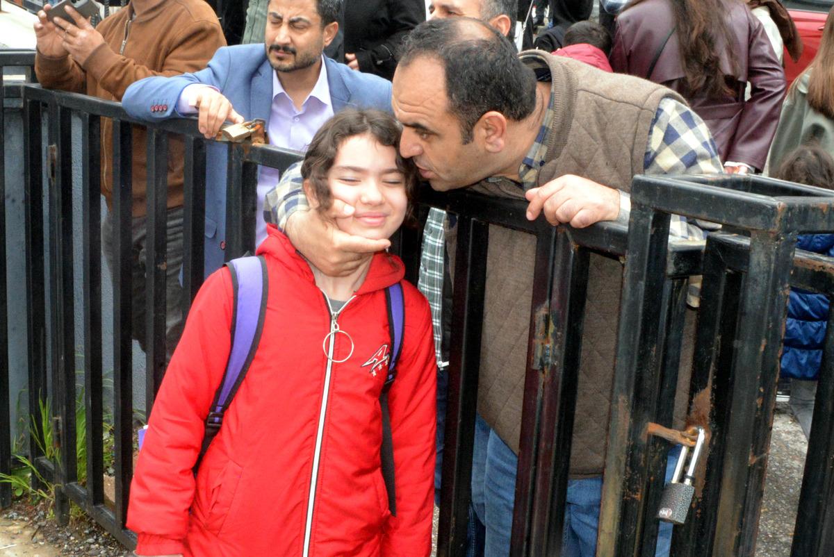 Okul saldırısında &ouml;lenlerin 6 sı Kahraman Ayla &ouml;ğretmenin sınıfındanmış... "Hocam arkadaşlarımın &uuml;st&uuml;ne kapandı" 11