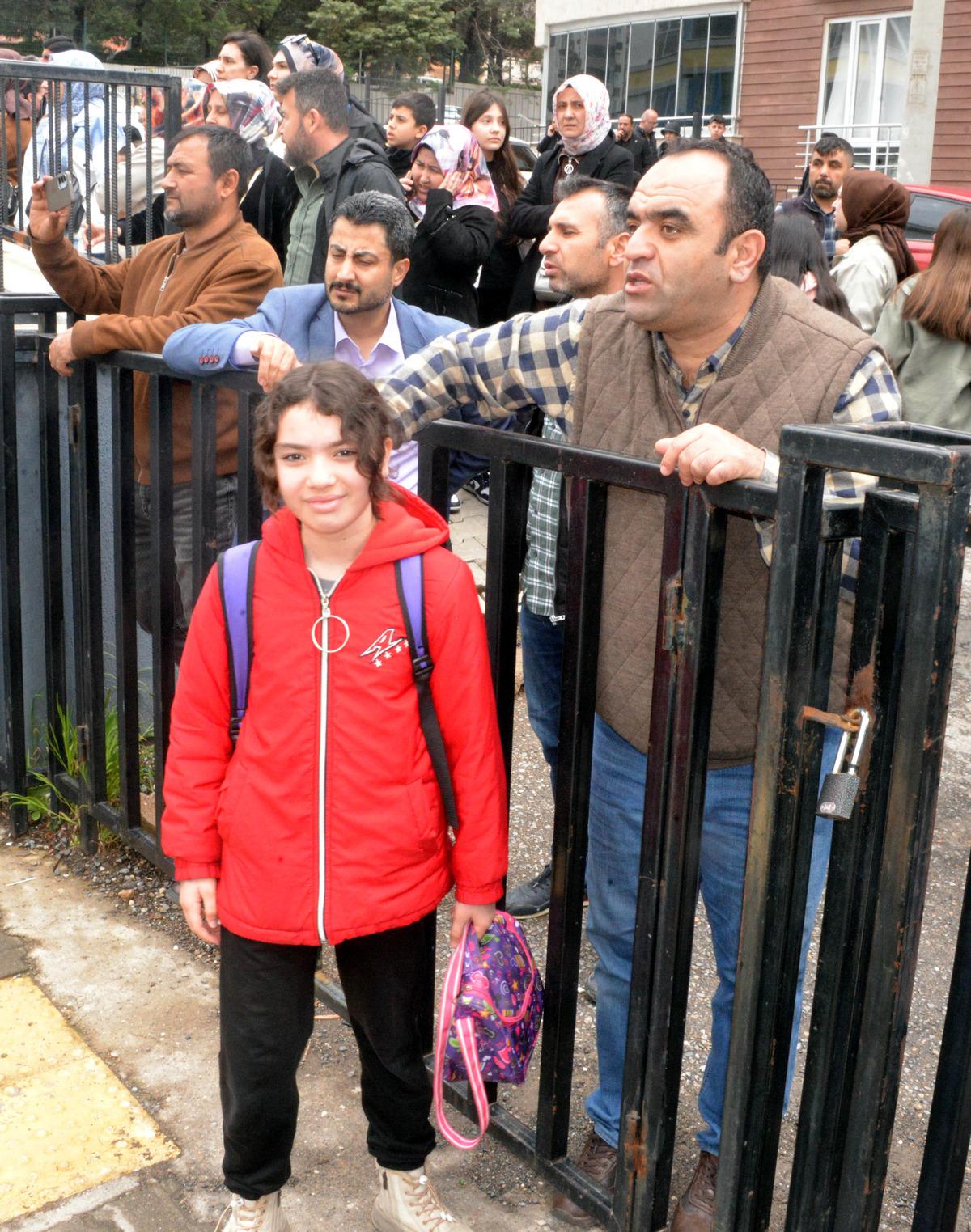 Okul saldırısında &ouml;lenlerin 6 sı Kahraman Ayla &ouml;ğretmenin sınıfındanmış... "Hocam arkadaşlarımın &uuml;st&uuml;ne kapandı" 10