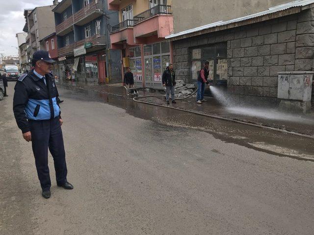 Sarıkamış’ta itfaiye ekipleri yolları yıkadı