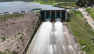 25 yıl sonra bir ilk! Baraj kapakları a&ccedil;ıldı, vatandaşlar akın etti