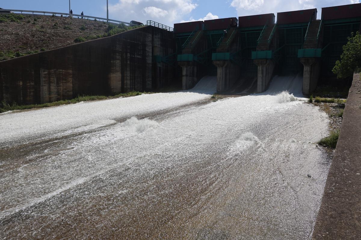 25 yıl sonra bir ilk! Baraj kapakları a&ccedil;ıldı, vatandaşlar akın etti 1