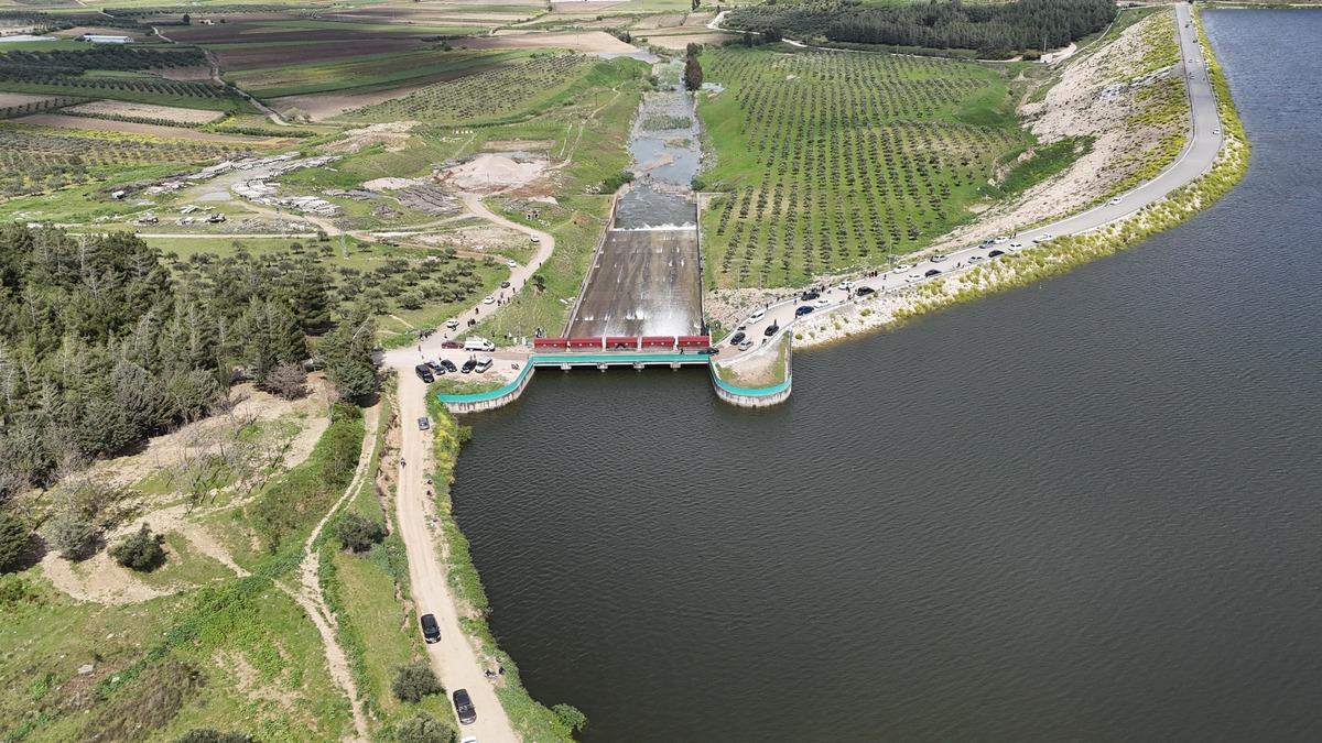 25 yıl sonra bir ilk! Baraj kapakları a&ccedil;ıldı, vatandaşlar akın etti 2