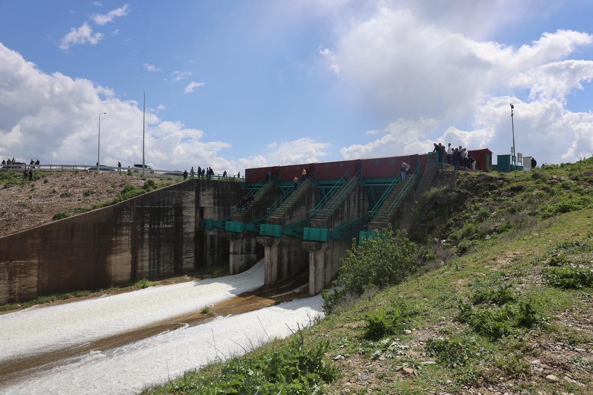 25 yıl sonra bir ilk! Baraj kapakları a&ccedil;ıldı, vatandaşlar akın etti 3
