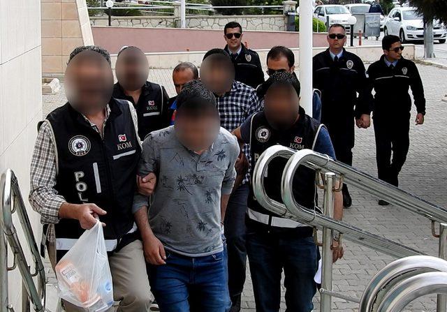 İzmir'de göçmen kaçakçılığına 2 tutuklama