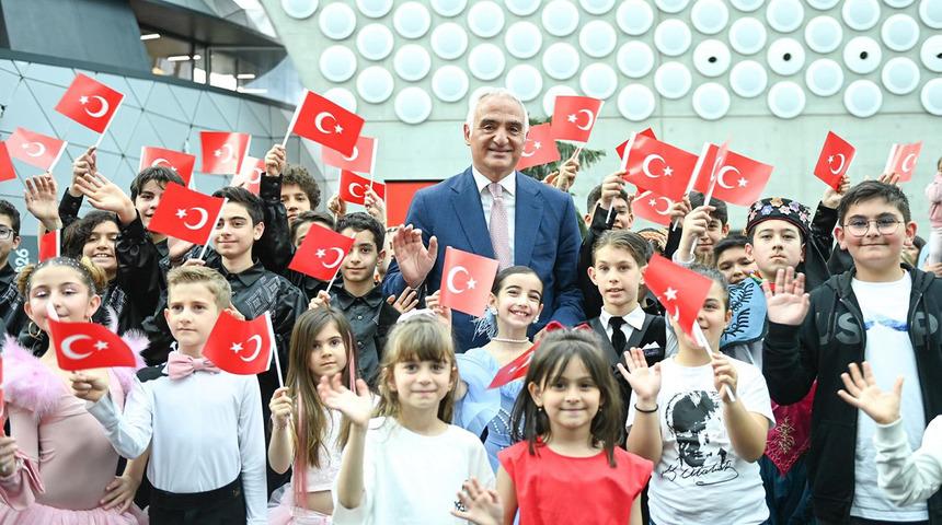 Y&uuml;zlerce sinema salonunda &ccedil;ocuklara &ouml;zel uygulama! Bakan Ersoy'dan ailelere davet