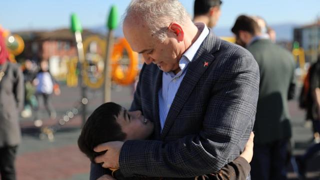 Düzce Belediye Başkanı Özlü'den 23 Nisan mesajı