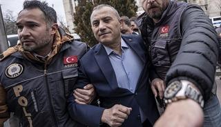 Tuncay Sonel resmen &ouml;d&uuml;l yağmuruna tutulmuş!