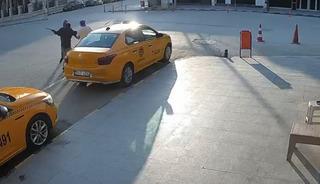 Cezaevinden &ccedil;ıktı! Şehirde satırla saldıra saldıra ilerledi