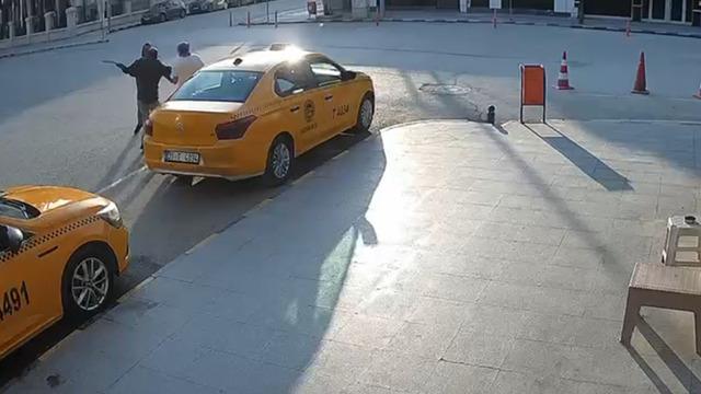 Cezaevinden çıktı! Şehirde satırla saldıra saldıra ilerledi