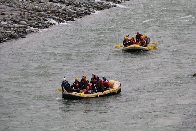 Rize’de üniversite öğrencilerinin rafting heyecanı