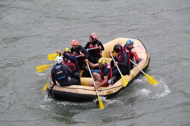 Rize’de üniversite öğrencilerinin rafting heyecanı