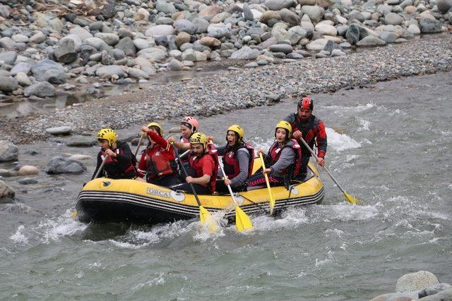 Rize’de üniversite öğrencilerinin rafting heyecanı