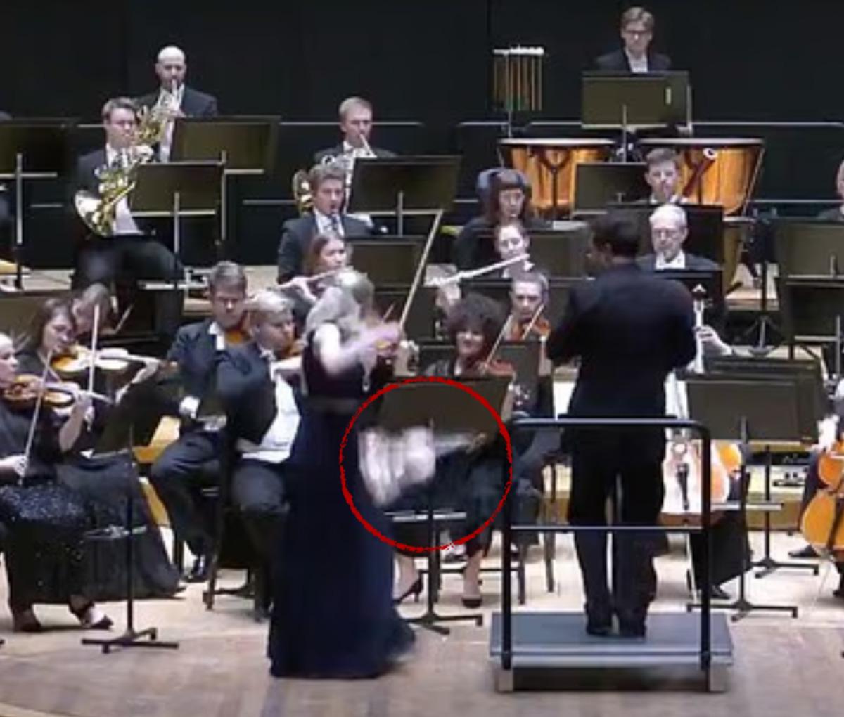 Seyircilerin g&ouml;z&uuml; &ouml;n&uuml;nde bir 60 milyon TL yok oluyordu! 1