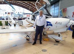 Turbo motorlu Türk Kartalı uçağı, fuarda ilgi gördü