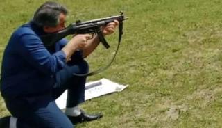 İl&ccedil;e Milli Eğitim M&uuml;d&uuml;r&uuml;'nden otomatik silahlı skandal paylaşım