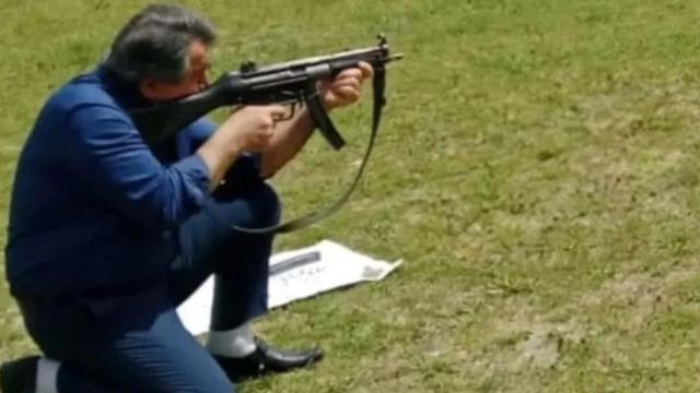 İlçe Milli Eğitim Müdürü'nden otomatik silahlı skandal paylaşım